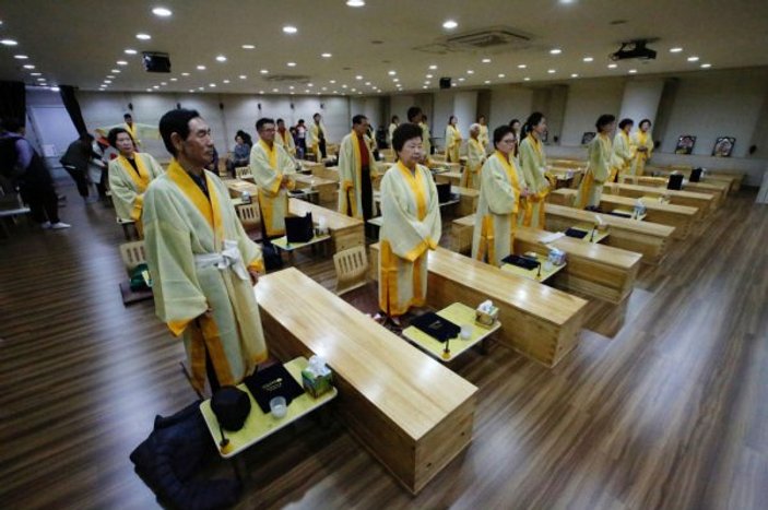 G.Kore'de canlı cenaze töreni