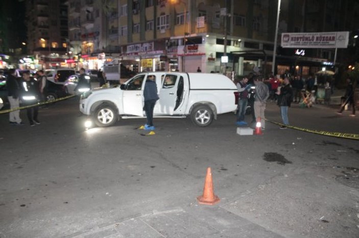 Diyarbakır'da yolun karşısına geçen bekçiye araç çarptı