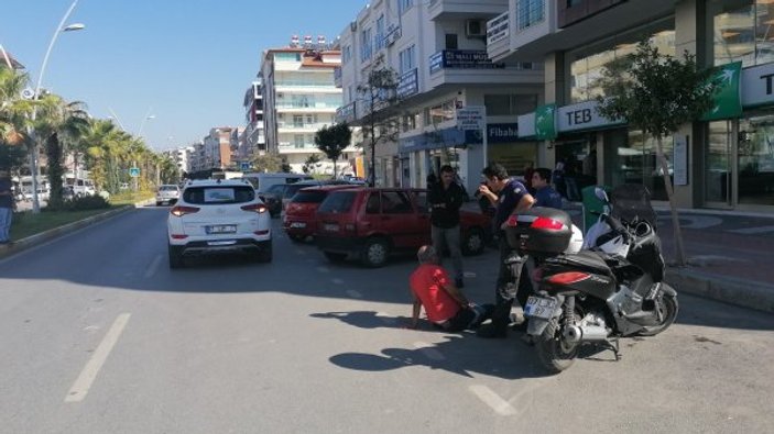 Antalya'da motosikletlinin hayatını kaskı kurtardı
