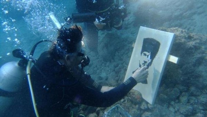 Su altında Atatürk portresi çizdiler