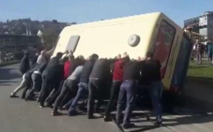 Zonguldak'ta minibüs araca çarpıp devrildi