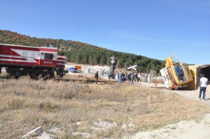 Afyonkarahisar’da tren hafriyat kamyonuna çarptı