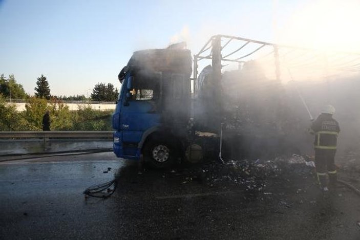 Adana'da oyuncak yüklü tır otoyolda yandı