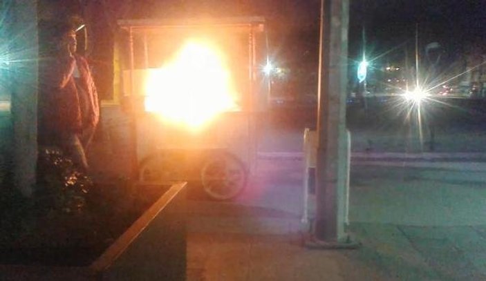 Belediyenin kararına tepki gösterip simit arabasını yaktı
