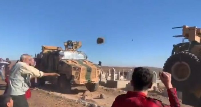 YPG'liler Türk askerini taşladı