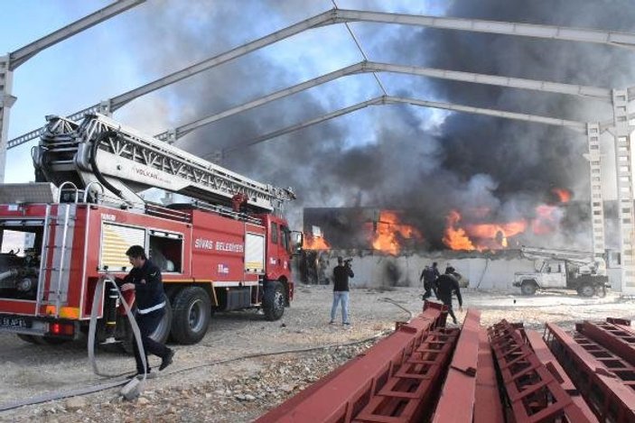 Sivas'ta geri dönüşüm fabrikasında yangın