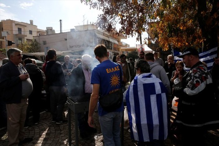 Yunanistan'dan göçmenlere karşı domuz etli protesto