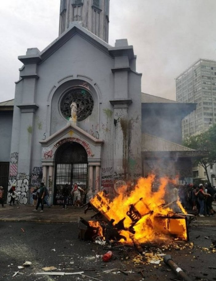 Şili’de göstericiler üniversite yaktı, kilise yağmaladı