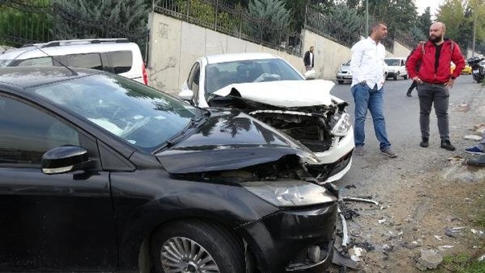 Beyoğlu'nda aracı sollamak isterken kaza yaptı