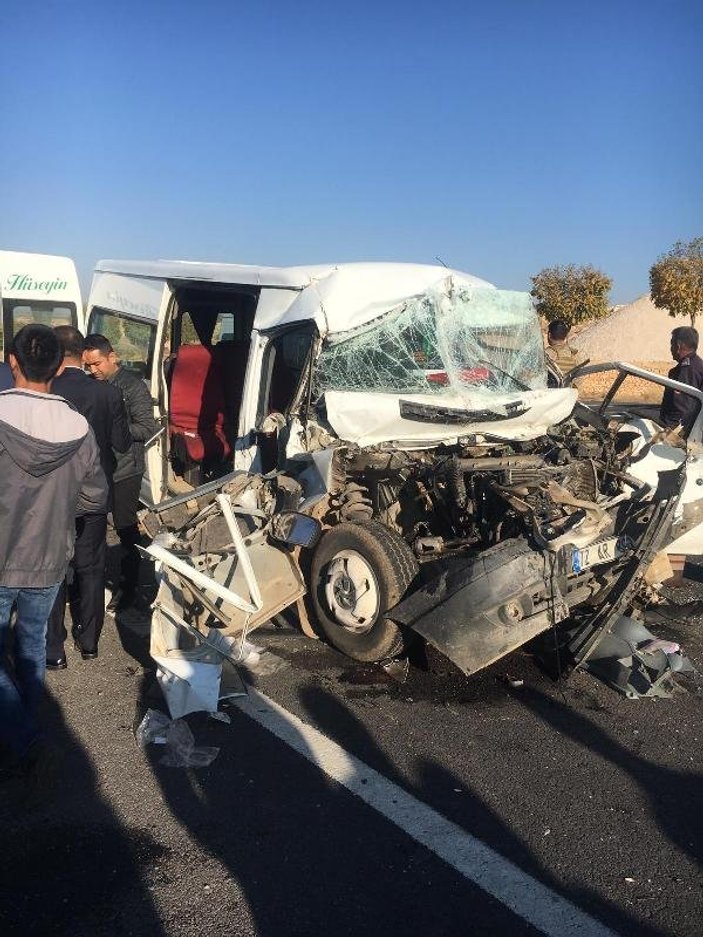 Mardin'de öğrenci servisi kamyona çarptı: 14 yaralı