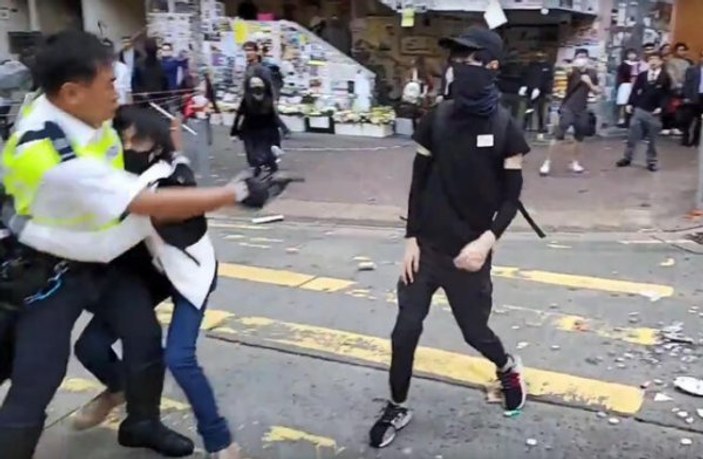 Hong Kong'da polisin göstericiyi vurduğu an