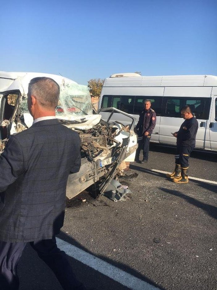 Mardin'de öğrenci servisi kamyona çarptı: 14 yaralı