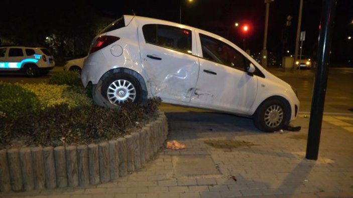Bursa'da iki araç kafa kafaya çarpıştı