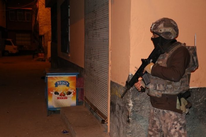 Bursa'da bin polisle şafak operasyonu yapıldı