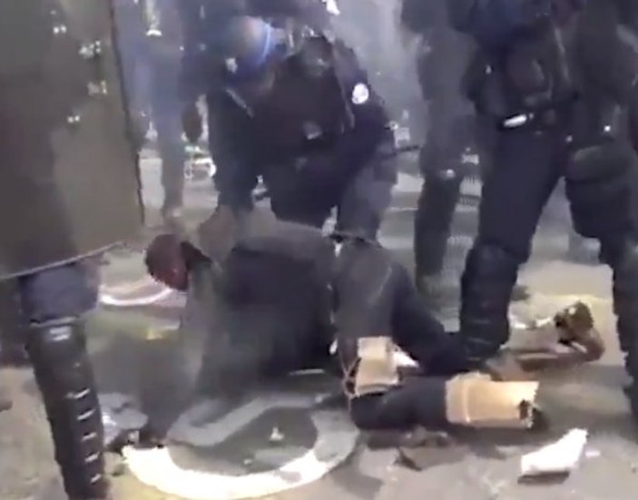 Fransa'da bir eylemci polisler tarafından dövüldü