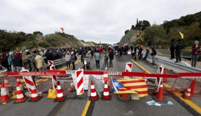 Katalanlar, İspanya - Fransa yolunu kesti