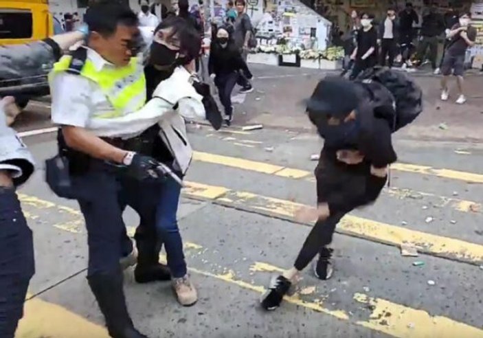 Hong Kong'da polisin göstericiyi vurduğu an