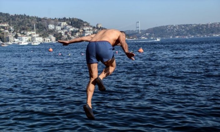 İstanbul'da serinlemek isteyenler denize girdi