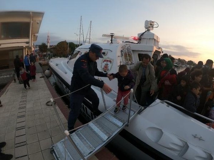 Midilli Adası'na geçmek isteyen 84 göçmen yakalandı