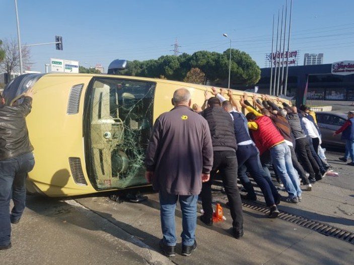 Bağcılar'da minibüs ters yoldan giderken kaza yaptı
