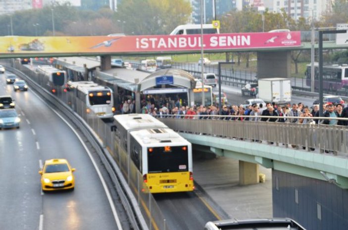 Bakırköy - Zeytinburnu metrobüs durağında yoğunluk