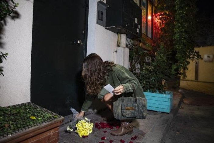 Ölen İngiliz istihbarat subayının kapısına çiçek bıraktı