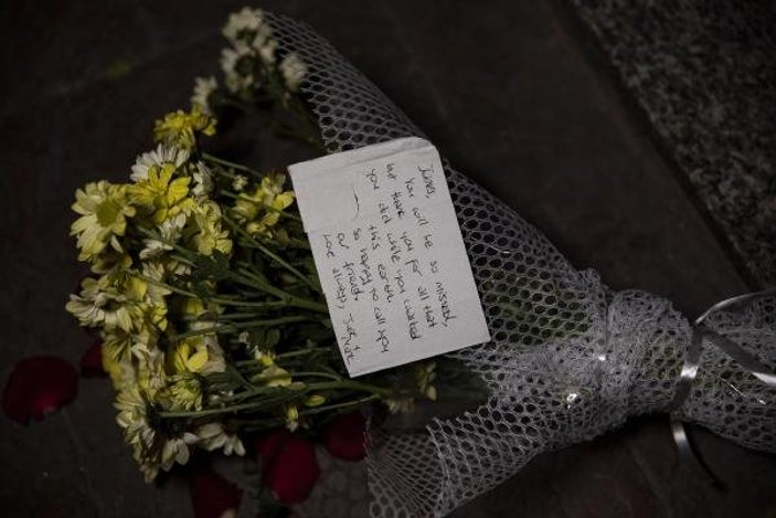 Ölen İngiliz istihbarat subayının kapısına çiçek bıraktı