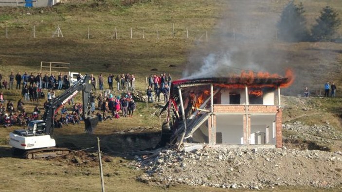 Haçka Yaylası'nda yıkıma karşı çıkanlar evi ateşe verdi