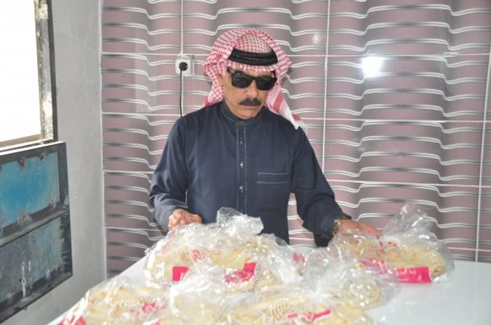 Omar Souleyman, Şanlıurfa'da yoksullara ekmek dağıtıyor