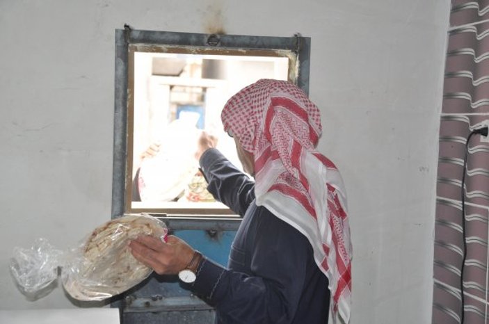 Omar Souleyman, Şanlıurfa'da yoksullara ekmek dağıtıyor