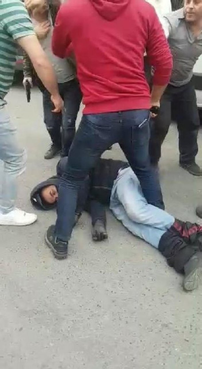 Bayrampaşa'da banka soyguncusunu vatandaşlar yakaladı