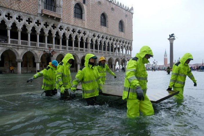 Venedik sular altında: 2 ölü