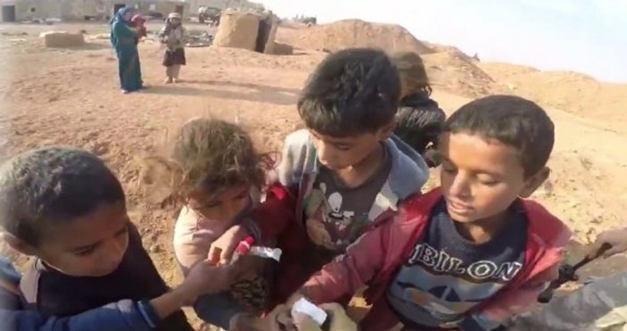 Mehmetçik Suriye'de çocuklara çikolata dağıttı