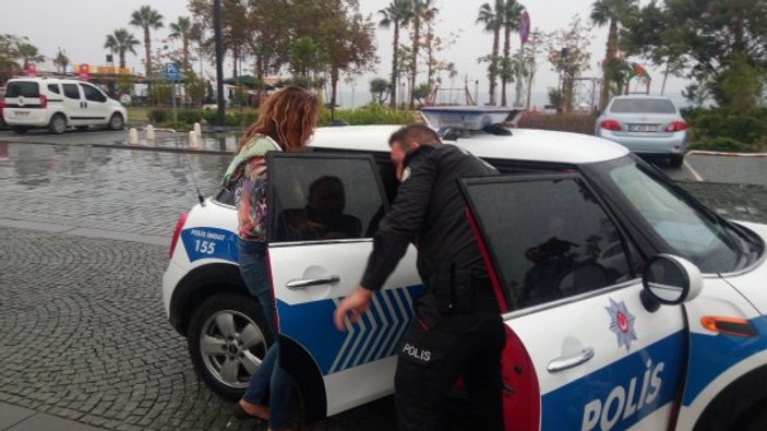 Antalya'da polis, aşırı alkollü Rus turiste yardım etti