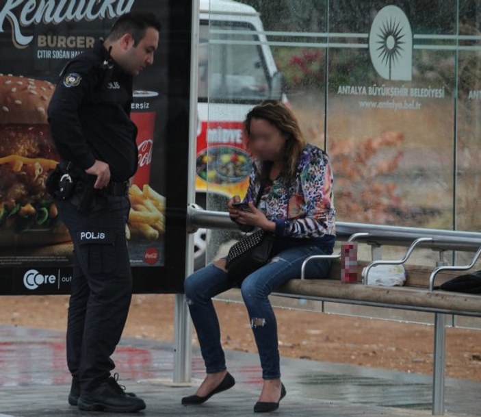 Antalya'da polis, aşırı alkollü Rus turiste yardım etti