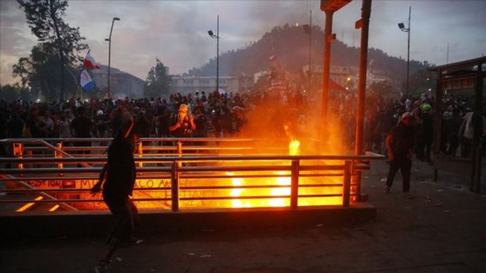 Şili'de protestocular yağma yapmaya başladı