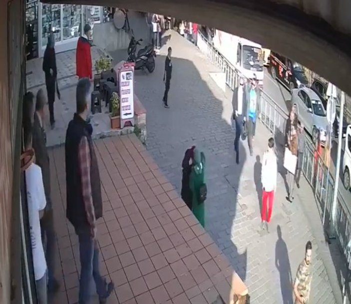 İstanbul Karaköy'de başörtülü kızlara yumruklu saldırı
