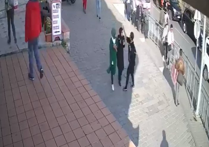 İstanbul Karaköy'de başörtülü kızlara yumruklu saldırı