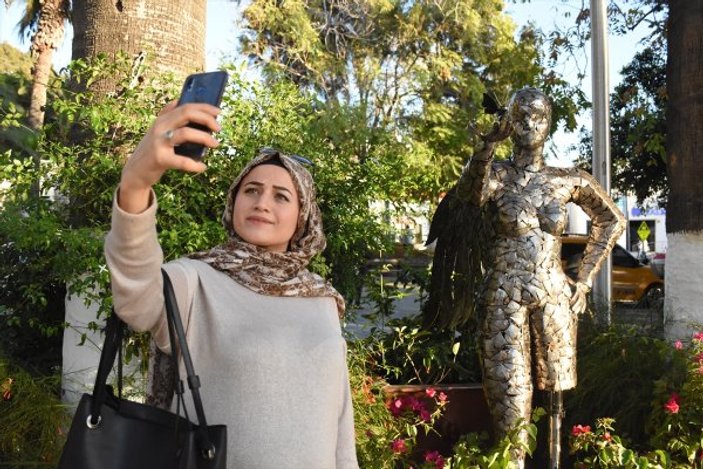Bodrum'da Neslican Tay'ın heykeli dikildi