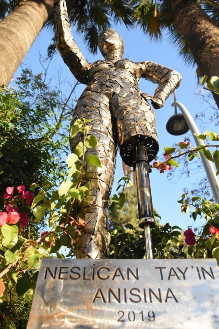 Bodrum'da Neslican Tay'ın heykeli dikildi