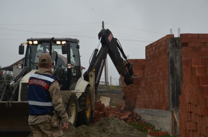 Haçka Yaylası'nda yıkılan evini yeniden inşa etti