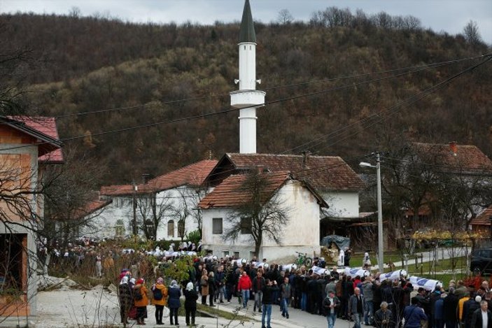 Bosna'da katledilen 12 Boşnak 27 yıl sonra topraga verildi