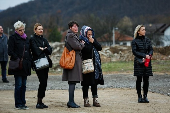 Bosna'da katledilen 12 Boşnak 27 yıl sonra topraga verildi