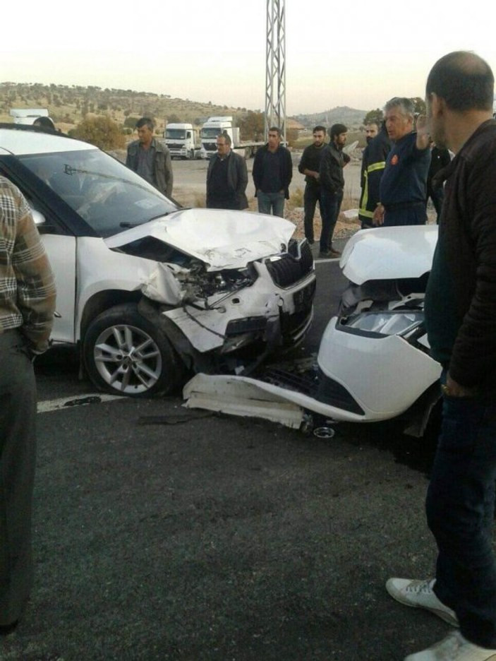 Mardin'de iki araç kafa kafaya çarpıştı