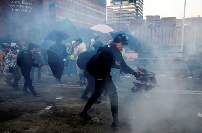 Çinli protestocunun attığı ateşli ok polise saplandı