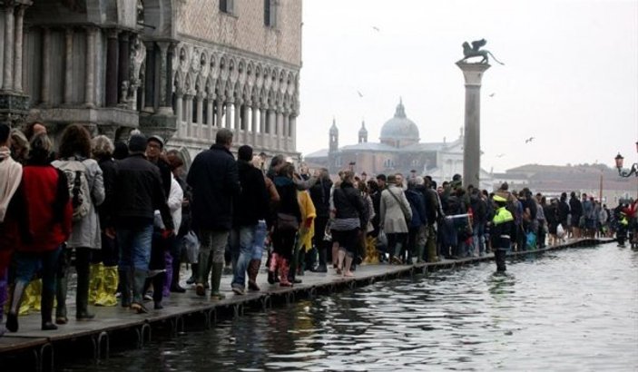 Venedik'teki su baskınları turistleri etkilemedi