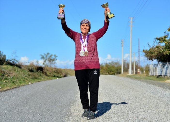 Çanakkale'nin Koşucu Teyze'si madalyaya doymuyor
