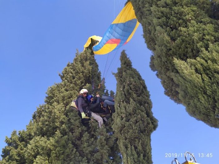 Denizli'de ağaca takılan paraşütçüleri itfaiye kurtardı
