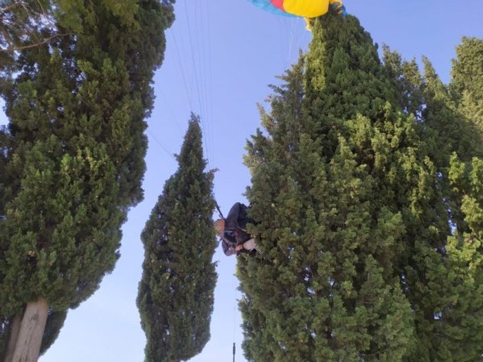 Denizli'de ağaca takılan paraşütçüleri itfaiye kurtardı