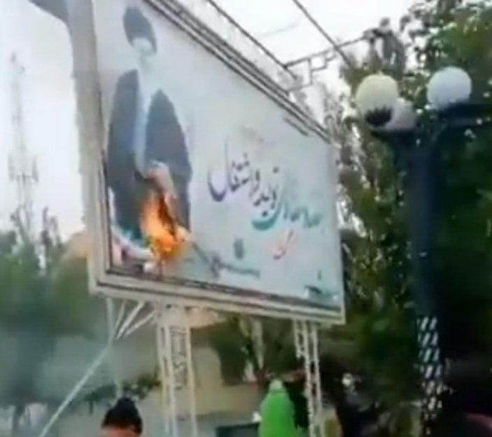İran'da Amerika'ya tepki için verilen afişi indirdiler